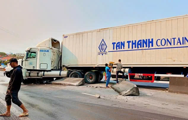 Xe container đâm dải phân cách, Quốc lộ 1A qua Quảng Bình tắc đường nhiều km