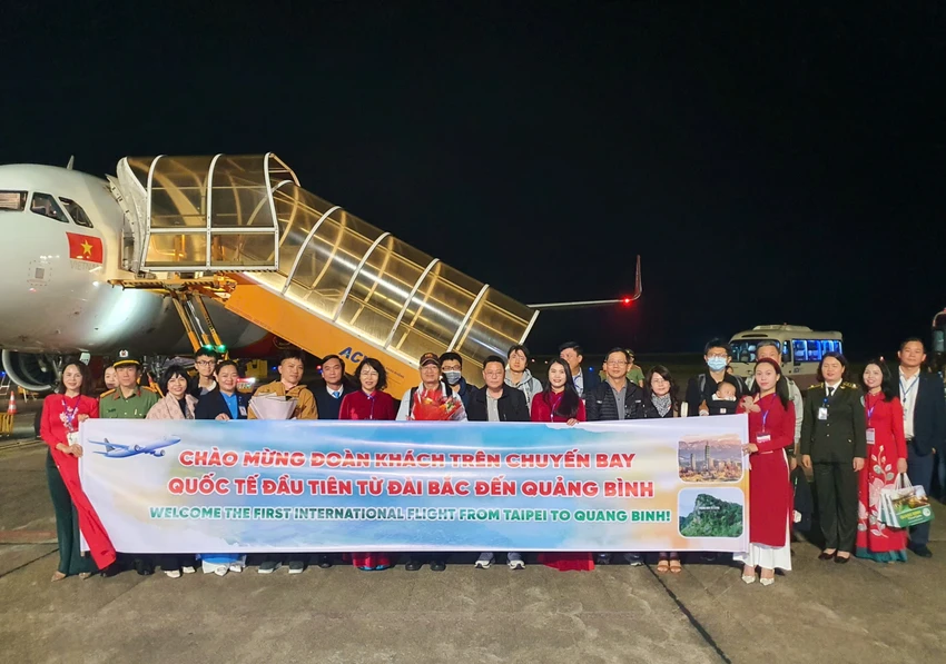 Đón đoàn khách trên chuyến bay quốc tế đầu tiên đến Quảng Bình