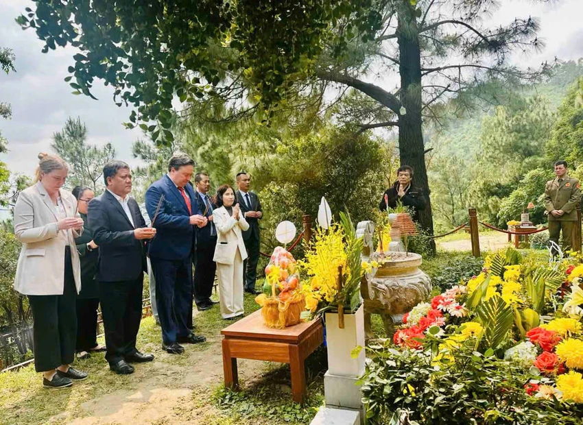 Lần đầu tiên Đại sứ Hoa Kỳ viếng mộ Đại tướng Võ Nguyên Giáp
