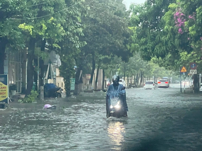 Sau nắng nóng, mưa lớn gây ngập úng nhiều tuyến đường ở Đồng Hới