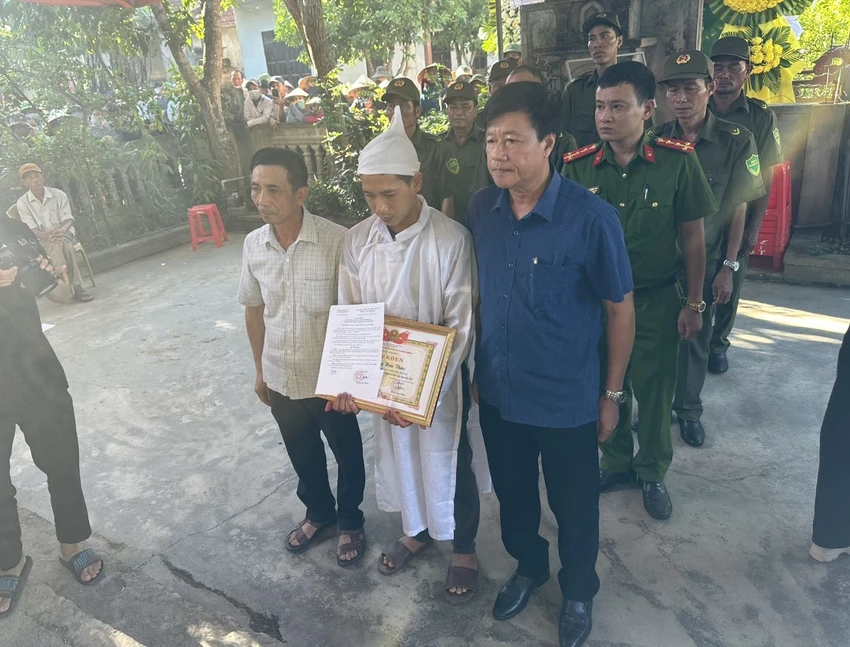 Truy tặng Huân chương dũng cảm cho người đàn ông tử vong khi chữa cháy rừng