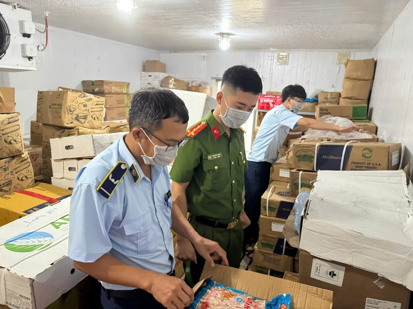 Phát hiện gần 4 tấn thực phẩm nhập lậu trong kho của 1 công ty xuất nhập khẩu ở Quảng Bình