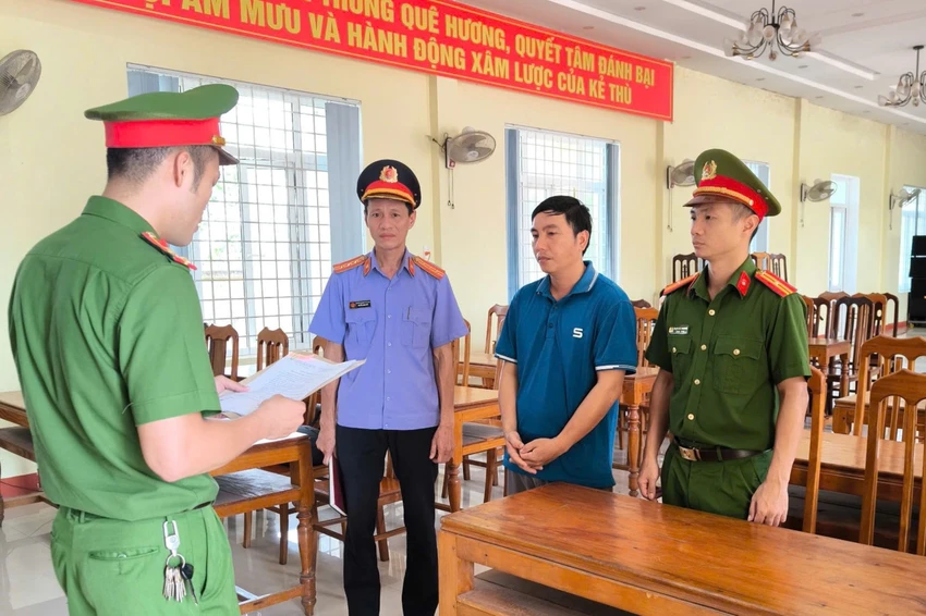 Khởi tố chủ tịch hội đồng quản trị tự lập séc rút tiền của hợp tác xã tiêu xài