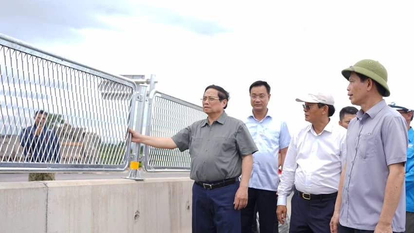 Thủ tướng Phạm Minh Chính kiểm tra 3 dự án cao tốc, sân bay, cảng biển ở Quảng Trị