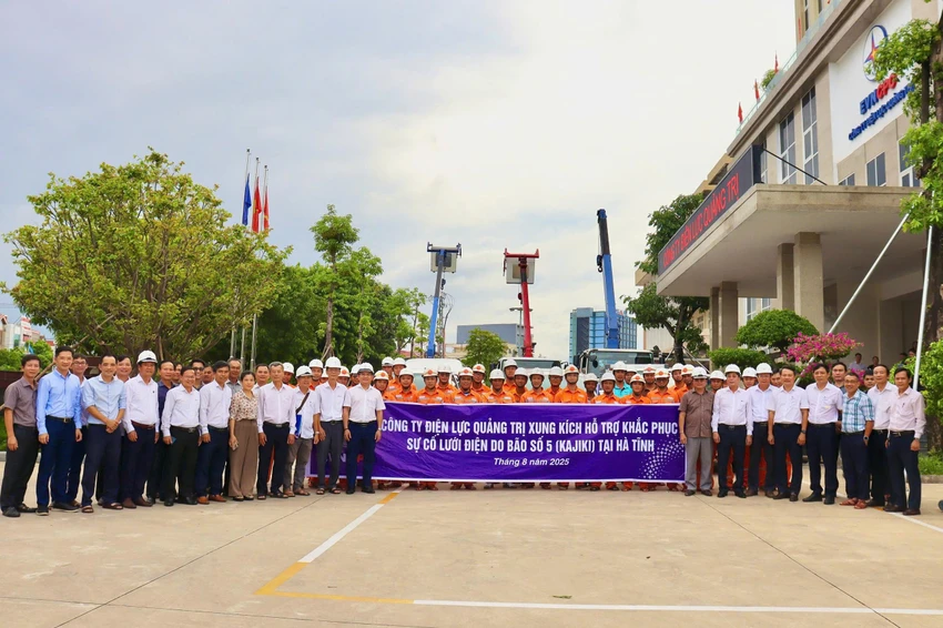 Điện lực Quảng Trị cử 55 người ra Hà Tĩnh hỗ trợ khắc phục lưới điện sau bão