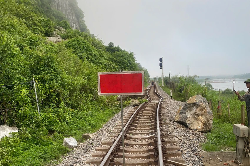 Sạt lở đá trên đường sắt Bắc-Nam qua Quảng Trị, các đoàn tàu phải dừng khẩn cấp
