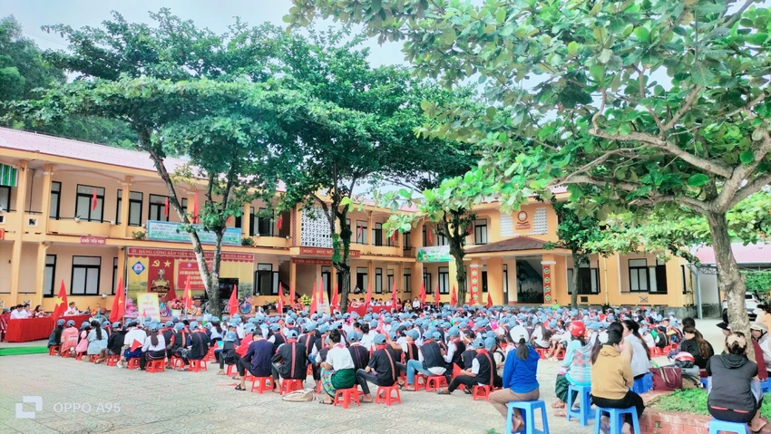 hoc-sinh-vung-cao-ngay-tuu-truong (7).jpg