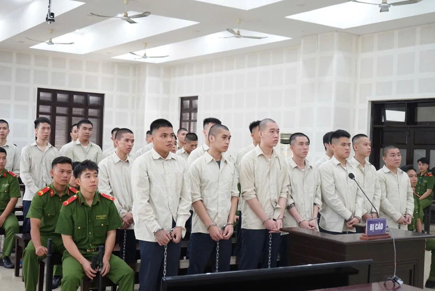 1-cu-dam-trong-quan-karaoke.jpg
