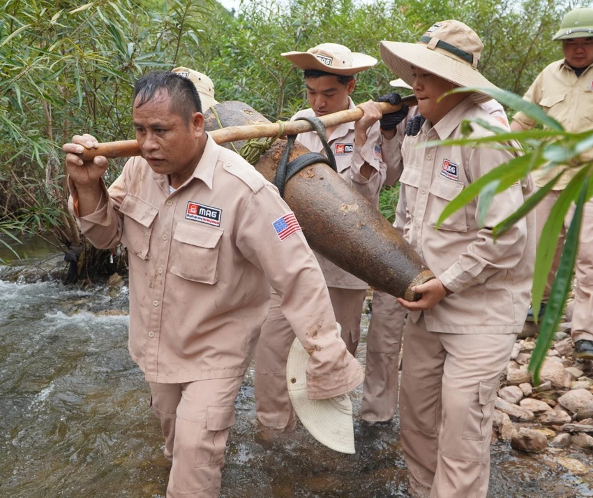 Đi bắt cá ở suối, người phụ nữ ở Quảng Trị bất ngờ thấy quả bom ‘khủng’