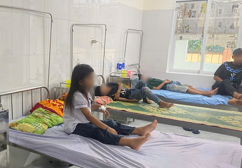 Làm rõ vụ 40 học sinh nghi ngộ độc thực phẩm sau bữa ăn sáng ở trường