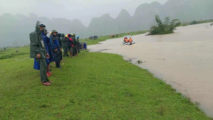 Cùng mẹ dắt trâu đi tránh lũ, 1 học sinh ở Quảng Trị bị nước cuốn trôi mất tích