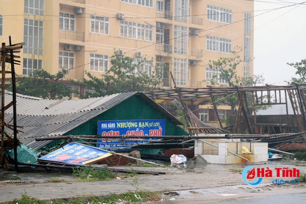 Bão quật đổ cột phát sóng truyền hình cao gần 100 m ảnh 3 Bão quật đổ cột phát sóng truyền hình cao gần 100 m ảnh 3