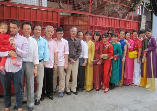 Ca sĩ Trịnh Vĩnh Trinh (áo dài xanh, thứ sáu từ phải qua) bên đại gia đình các anh, chị em. ca sĩ Trịnh
