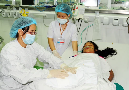 Bệnh nhân Ny với hơn 100 mũi ong đốt đang được theo dõi điều trị đặc biệt. Ảnh:Nguyễn Đông. DAO-6562-2570-1408091464.jpg
