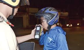 Người vi phạm giao thông phải trả phí xét nghiệm nồng độ cồn ảnh 1