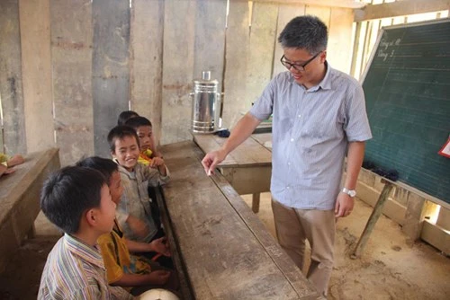 Giáo sư Ngô Bảo Châu đi dép tổ ong lên “dạy học” ở bản Lũng Luông ảnh 1