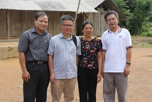 Giáo sư Ngô Bảo Châu đi dép tổ ong lên “dạy học” ở bản Lũng Luông ảnh 4 Giáo sư Ngô Bảo Châu đi dép tổ ong lên “dạy học” ở bản Lũng Luông ảnh 4