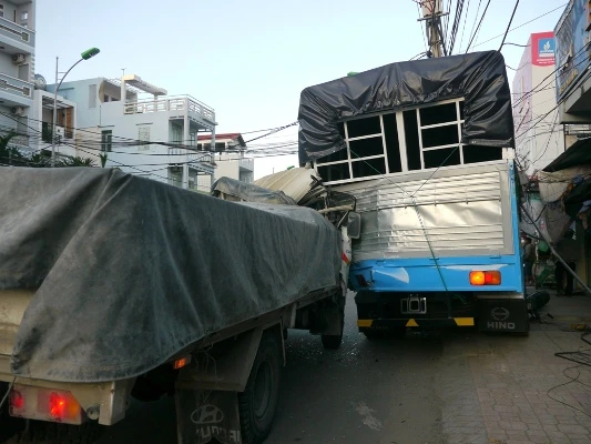 Xe tải 2 tỉ mới mua chưa kịp làm biển số đã bị tông bẹp dúm ảnh 6
