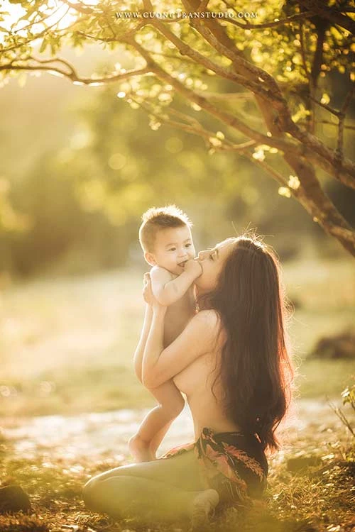 Bộ ảnh ngực trần cho con bú tuyệt đẹp của bà mẹ Nha Trang ảnh 2 Bộ ảnh ngực trần cho con bú tuyệt đẹp của bà mẹ Nha Trang ảnh 2