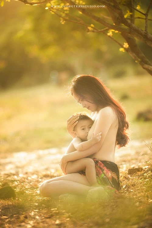 Bộ ảnh ngực trần cho con bú tuyệt đẹp của bà mẹ Nha Trang ảnh 3 Bộ ảnh ngực trần cho con bú tuyệt đẹp của bà mẹ Nha Trang ảnh 3