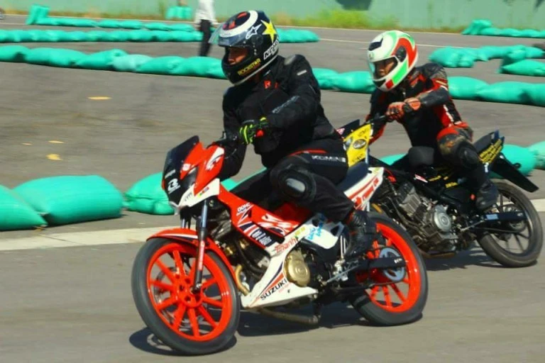 Giải đua xe mô tô Suzuki Raider R150CC hệ chuyên nghiệp ảnh 4 Giải đua xe mô tô Suzuki Raider R150CC hệ chuyên nghiệp ảnh 4