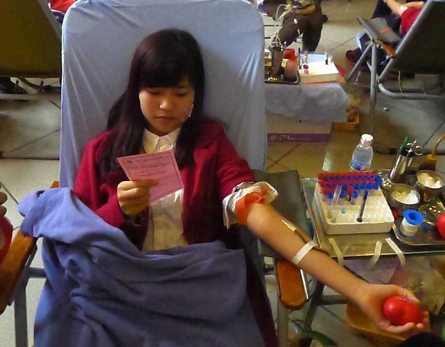 Những “bóng hồng” hiến máu trong ngày 8-3 ảnh 6