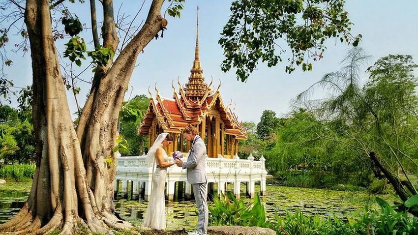 Cặp uyên ương đi đến đâu cưới đến đó - 11