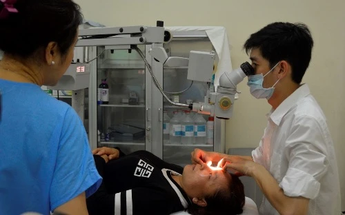 Phẫu thuật mắt miễn phí cho người dân Cần Giờ ảnh 1