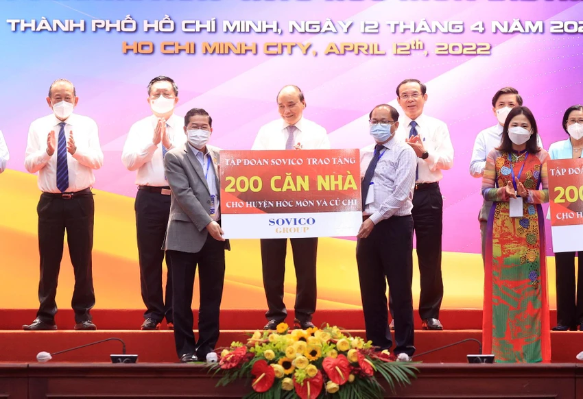 Lãnh đạo Tập đoàn Sovico và HDBank đã trao tặng 280 căn nhà tình nghĩa - tình thương, 10.000 thẻ BHYT, 1.000 suất học bổng và xây dựng 2 trường mẫu giáo cho 2 huyện Củ Chi – Hóc Môn. Lãnh đạo Tập đoàn Sovico và HDBank đã trao tặng 280 căn nhà tình nghĩa - tình thương, 10.000 thẻ BHYT, 1.000 suất học bổng và xây dựng 2 trường mẫu giáo cho 2 huyện Củ Chi – Hóc Môn.
