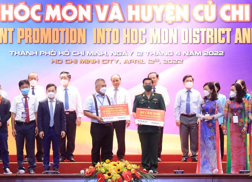 Lãnh đạo Tập đoàn Sovico và HDBank đã trao tặng 280 căn nhà tình nghĩa - tình thương, 10.000 thẻ BHYT, 1.000 suất học bổng và xây dựng 2 trường mẫu giáo cho 2 huyện Củ Chi – Hóc Môn. Lãnh đạo Tập đoàn Sovico và HDBank đã trao tặng 280 căn nhà tình nghĩa - tình thương, 10.000 thẻ BHYT, 1.000 suất học bổng và xây dựng 2 trường mẫu giáo cho 2 huyện Củ Chi – Hóc Môn.