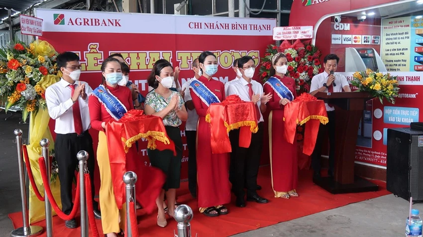 Đại diện Agribank chi nhánh Bình Thạnh và Bệnh viện TP. Thủ Đức cắt băng khai trương máy gửi rút tiền tự động Autobank CDM. Đại diện Agribank chi nhánh Bình Thạnh và Bệnh viện TP. Thủ Đức cắt băng khai trương máy gửi rút tiền tự động Autobank CDM.