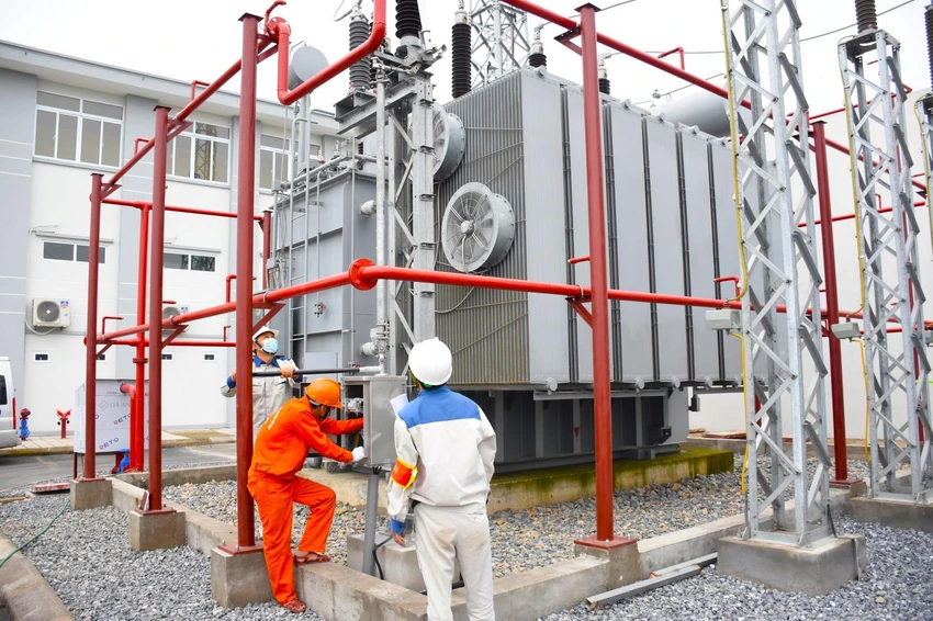 EVNHANOI đồng loạt triển khai đầu tư xây dựng, bổ sung các trạm biến áp 110 kV, 220 kV trên địa bàn, đáp ứng nhu cầu sinh hoạt và sản xuất của khách hàng. EVNHANOI đồng loạt triển khai đầu tư xây dựng, bổ sung các trạm biến áp 110 kV, 220 kV trên địa bàn, đáp ứng nhu cầu sinh hoạt và sản xuất của khách hàng.