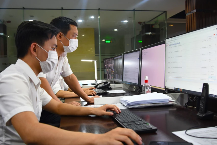 EVNHANOI tăng cường ứng trực để kịp thời xử lý các sự cố về điện trên địa bàn. EVNHANOI tăng cường ứng trực để kịp thời xử lý các sự cố về điện trên địa bàn.