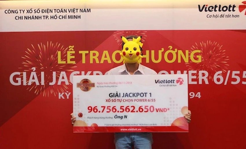 Hay trong một lần đưa con đi học, do còn sớm chưa đến giờ vào làm nên anh N. (ở TP.HCM) ghé điểm bán hàng Vietlott để mua vé số với 5 bộ số dự thưởng kỳ quay #00194 (mở thưởng ngày 27-10-2018). Chính chiếc vé số may mắn này đã mang đến cho anh Jackpot 1 trị giá hơn 96 tỉ đồng.