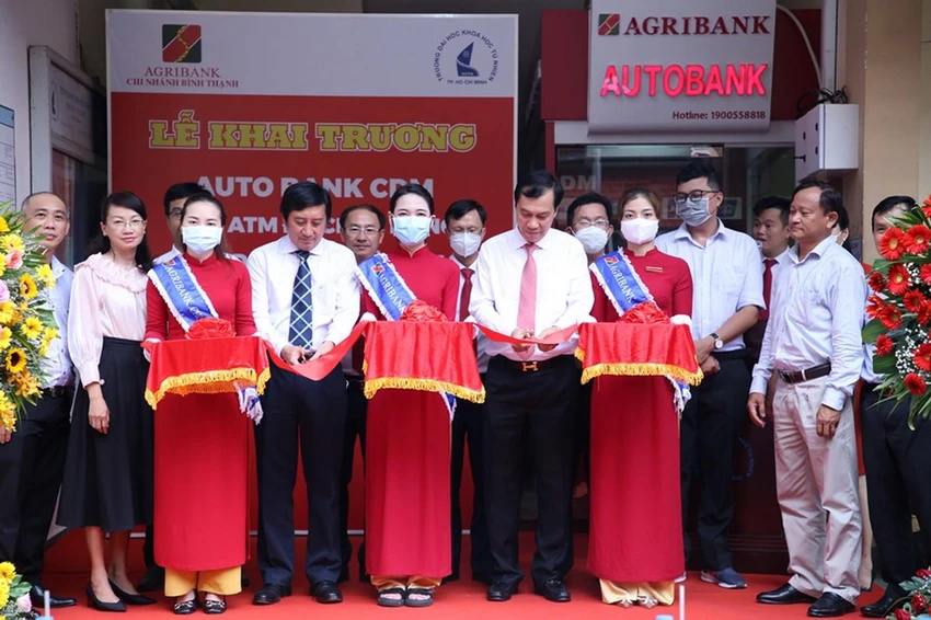 PGS. TS Trần Lê Quan – Hiệu trưởng nhà trường và ông Nguyễn Đình Huấn – Giám đốc Agribank CN Bình Thạnh cắt băng khai trương và đưa vào hoạt động máy Autobank CDM PGS. TS Trần Lê Quan – Hiệu trưởng nhà trường và ông Nguyễn Đình Huấn – Giám đốc Agribank CN Bình Thạnh cắt băng khai trương và đưa vào hoạt động máy Autobank CDM