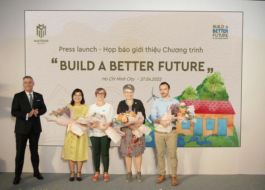 Đại diện Masterise Group, ông Jason Turnbull, Phó Tổng Giám đốc kiêm Giám đốc Tài chính, Masterise Homes trao hoa cho các đối tác đồng hành cùng chương trình “Build A Better Future - Kiến tạo tương lai”. Đại diện Masterise Group, ông Jason Turnbull, Phó Tổng Giám đốc kiêm Giám đốc Tài chính, Masterise Homes trao hoa cho các đối tác đồng hành cùng chương trình “Build A Better Future - Kiến tạo tương lai”.