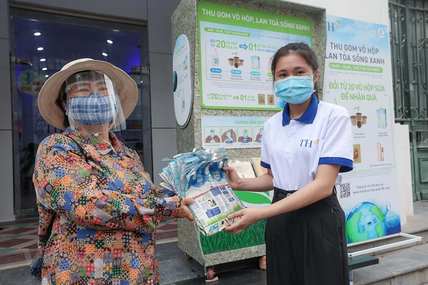 Tái chế vỏ hộp thành tấm lợp sinh thái. (Ảnh: Tetra Pak)