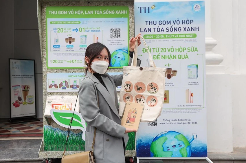Bạn trẻ thu gom vỏ hộp sữa tại một TH true mart và nhận quà là sổ tay tái chế và quà tặng đặc biệt theo tuần là túi canvas. (Ảnh: Minh Sơn)