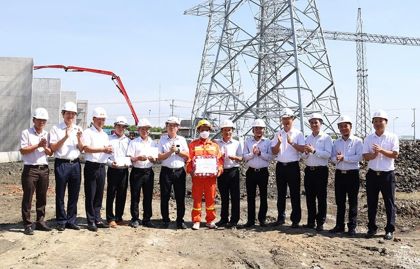 Cũng trong chương trình, ngày 13-5 đoàn công tác của EVNNPT đã đến kiểm tra công trường, thăm hỏi, động viên lực lượng thi công dự án nhân dịp tháng Công nhân năm 2022. Cũng trong chương trình, ngày 13-5 đoàn công tác của EVNNPT đã đến kiểm tra công trường, thăm hỏi, động viên lực lượng thi công dự án nhân dịp tháng Công nhân năm 2022.