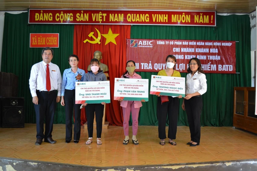 Khách hàng tại huyện Hàm Thuận Bắc, tỉnh Bình Thuận nhận bồi thường.