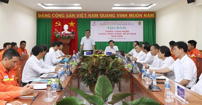 Phó Tổng giám đốc EVNNPT Bùi Văn Kiên phát biểu tại tọa đàm. Phó Tổng giám đốc EVNNPT Bùi Văn Kiên phát biểu tại tọa đàm.