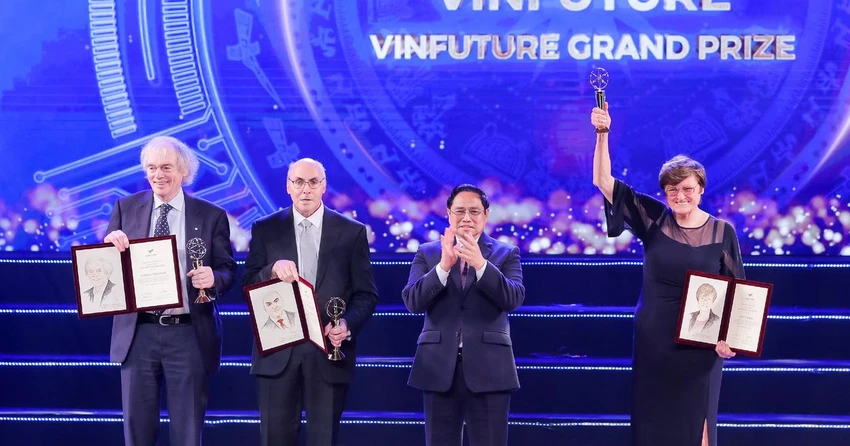 Thủ tướng Phạm Minh Chính trao giải thưởng chính của VinFuture mùa đầu tiên cho GS Katalin Kariko và 2 đồng nghiệp - những người đặt nền móng cho công nghệ mRNA trong cuộc chiến chống COVID-19.
