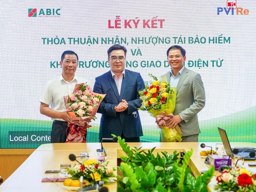 Đại diện Cục Quản lý Giám sát bảo hiểm - Bộ Tài chính tặng hoa chúc mừng sự hợp tác của hai đơn vị Đại diện Cục Quản lý Giám sát bảo hiểm - Bộ Tài chính tặng hoa chúc mừng sự hợp tác của hai đơn vị
