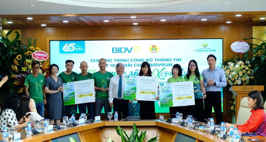 Đại diện Lãnh đạo BIDV trao thưởng cho các đội đạt thành tích cao trong Giải chạy BIDVRUN Đại diện Lãnh đạo BIDV trao thưởng cho các đội đạt thành tích cao trong Giải chạy BIDVRUN