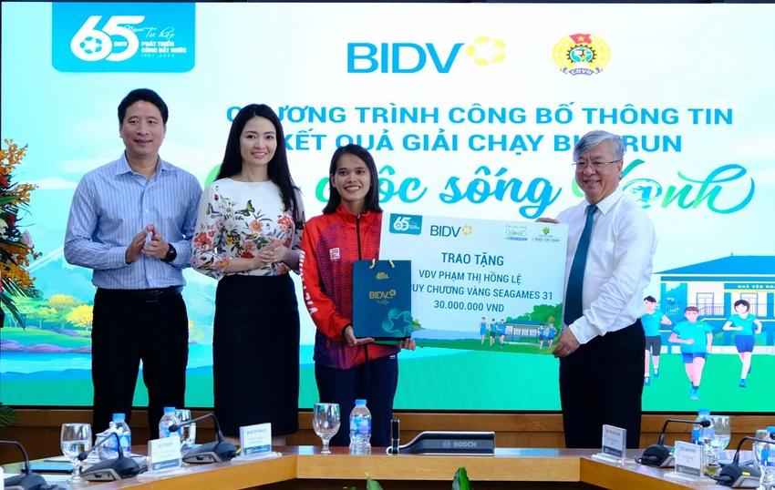 BIDV trao tặng phần thưởng cho VĐV Phạm Thị Hồng Lệ BIDV trao tặng phần thưởng cho VĐV Phạm Thị Hồng Lệ
