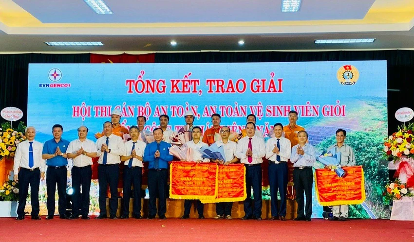 Lãnh đạo Công đoàn điện lực Việt Nam, EVNGENCO1 trao giải cho các đội tham gia Hội thi cán bộ an toàn, An toàn vệ sinh viên giỏi năm 2022. Lãnh đạo Công đoàn điện lực Việt Nam, EVNGENCO1 trao giải cho các đội tham gia Hội thi cán bộ an toàn, An toàn vệ sinh viên giỏi năm 2022.
