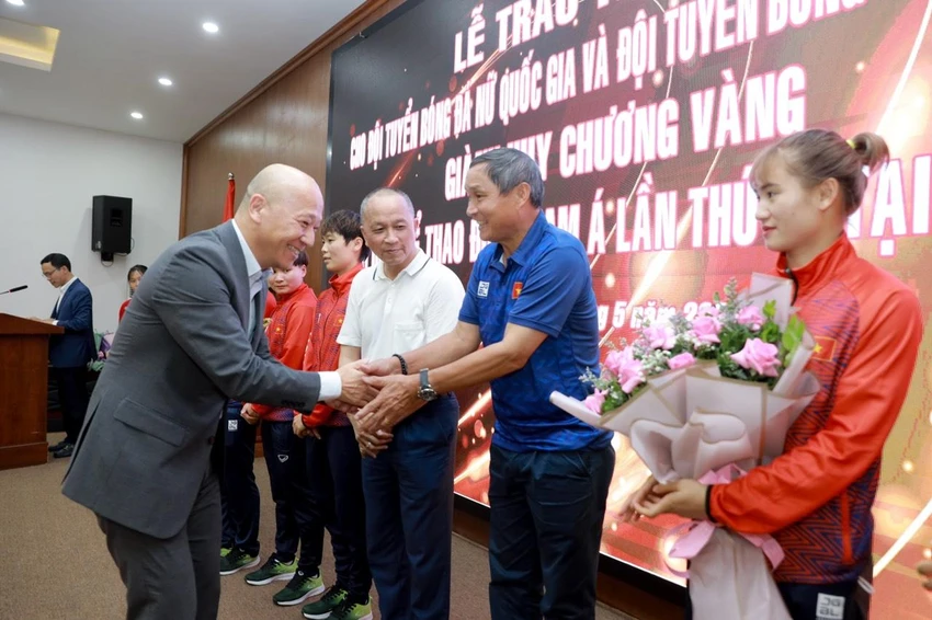 Ông Yasuhiko Imai chúc mừng thầy trò HLV Mai Đức Chung. Ông Yasuhiko Imai chúc mừng thầy trò HLV Mai Đức Chung.