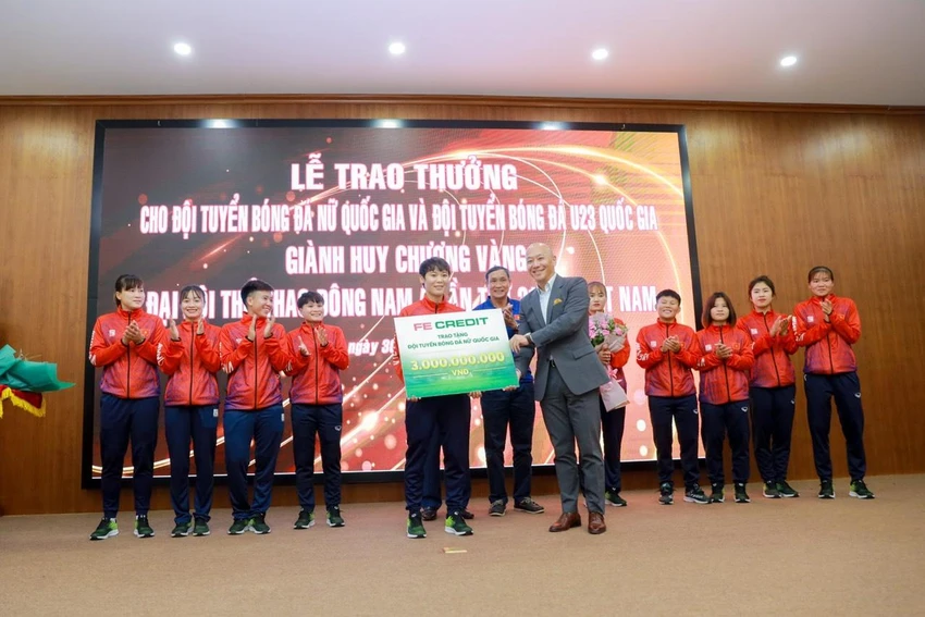 Đại diện Đội tuyển bóng đá nữ tiếp nhận phần thưởng từ FE Credit. Đại diện Đội tuyển bóng đá nữ tiếp nhận phần thưởng từ FE Credit.