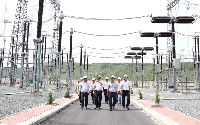Ông Bùi Văn Kiên, Phó Tổng Giám đốc và đoàn công tác EVNNPT kiểm tra kỹ thuật tại Sân phân phối 500kV Quảng Trạch trước khi đóng điện.