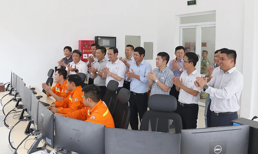 Lãnh đạo EVNNPT/CPMB và các đại biểu chứng kiến thời khắc đóng điện Đường dây 500kV Quảng Trạch – Dốc Sỏi.